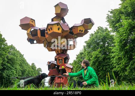 London, Großbritannien. 31. Mai 2023. Der Künstler posiert mit der Hauptskulptur der Anlage, zusammen mit seinen Hunden. Eine neue große Skulptur und weitere Werke in der Galerie von Tomás Saraceno, geschaffen als Lebensraum für die Tierwelt des Hyde Parks, werden vom Künstler enthüllt. Tomás Saracenos neue Ausstellung auf der Serpentine South lädt auch zur Artenvielfalt des Parks ein und besucht zum ersten Mal Tiere in der Galerie, darunter Hunde mit ihren Besitzern und andere Tiere. Kredit: Imageplotter/EMPICS/Alamy Live News Stockfoto