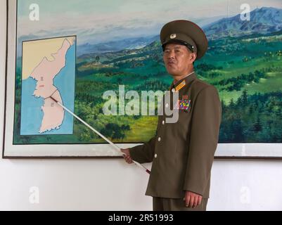 nordkoreanische Waisen in einem Waisenhaus vor den Bildern der Führer in nordkorea Stockfoto