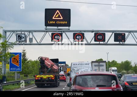 Intelligente Autobahnsperrung in der oberen Gantry-Beschilderung, die einen Unfall oder eine Panne auf einer aktiven Fahrspur außerhalb der gesperrten Fahrspur anzeigt – Autobahn M1, England, Großbritannien Stockfoto