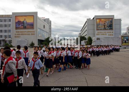 Eine Gruppe junger Pioniere auf den Straßen von Pjöngjang in Nordkorea Stockfoto