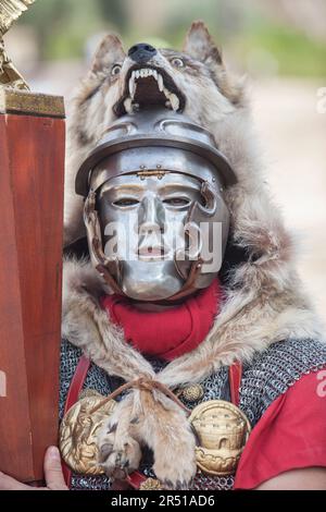 Centurion trägt eine militärische Gesichtsmaske. Römische Nachbildung der persönlichen Ausrüstung des Militärs Stockfoto