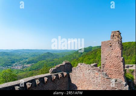 Madenburger Ruinen mit der Landschaft des Pfalzwaldes, Eschbach, Pfalz, Rheinland-Pfalz, Deutschland, Europa Stockfoto