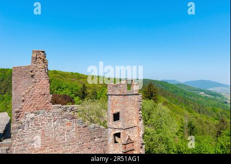 Madenburger Ruinen mit der Landschaft des Pfalzwaldes, Eschbach, Pfalz, Rheinland-Pfalz, Deutschland, Europa Stockfoto