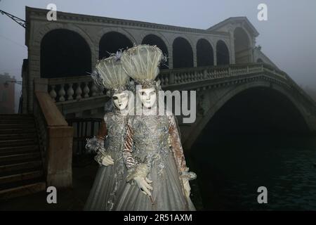 Rialto Brücke, Karneval Venedig, Karneval Venedig, Karneval von Venedig, Masken in Venedig, Masken mit Kostümen, Kleidern und schöne Frauen Stockfoto