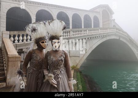 Rialto Brücke, Karneval Venedig, Karneval Venedig, Karneval von Venedig, Masken in Venedig, Masken mit Kostümen, Kleidern und schöne Frauen Stockfoto