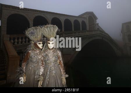 Rialto Brücke, Karneval Venedig, Karneval Venedig, Karneval von Venedig, Masken in Venedig, Masken mit Kostümen, Kleidern und schöne Frauen Stockfoto