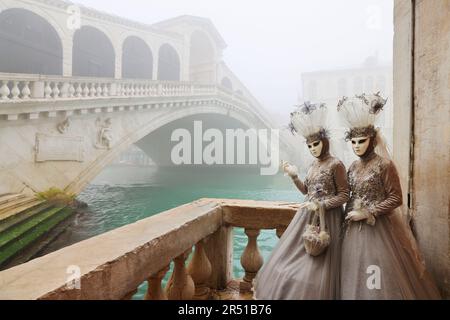 Rialto Brücke, Karneval Venedig, Karneval Venedig, Karneval von Venedig, Masken in Venedig, Masken mit Kostümen, Kleidern und schöne Frauen Stockfoto