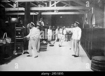 Rn. Barracks Chatham, c1904. The Cook House: Köche bereiten Essen in der Küche zu. Der Bau der Kaserne begann 1897 und wurde 1902 abgeschlossen. Die Baracken waren auch als HMS Pembroke bekannt und wurden bis 1961 für die Reserveflotte genutzt. Zu diesem Zeitpunkt wurden die Kasernen bis zur Schließung und Stilllegung von HMS Pembroke im Jahr 1984 in die Werft und den Marinestützpunkt integriert. Stockfoto