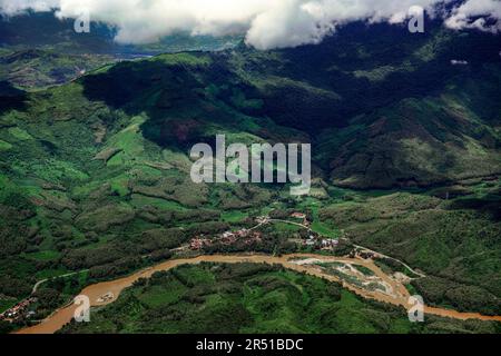 Hoch über dem üppigen Dschungel und den sanften Hügeln, hält dieser Blick die atemberaubende Schönheit des Mekong in der Nähe von Luang Prabang, Laos, fest. Stockfoto