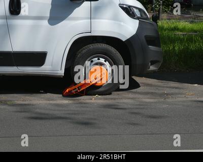 27. Mai 2023, Nordrhein-Westfalen, Brühl: Eine Parkklaue am Vorderrad eines Autos Foto: Horst Galuschka/dpa Stockfoto