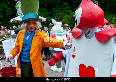 Paris, Frankreich, Freizeitparks, Besucher von Disneyland Paris, Mitarbeiter in Charakterkostümen, die die Menge auf der Disney Parade unterhält Stockfoto