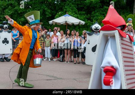 Paris, Frankreich, Freizeitparks, Besucher von Disneyland Paris, Angestellter im Charakterkostüm, der ein großes Publikum unterhält, bei der Disney Parade Stockfoto