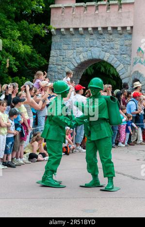 Paris, Frankreich, Freizeitparks, Besucher von Disneyland Paris, Angestellte in Kostümuniformen, Erwachsene, die große Menschenmenge auf der Disney Parade unterhalten Stockfoto