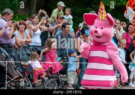 Paris, Frankreich, Freizeitparks, Besucher von Disneyland Paris, Angestellter im Charakterkostüm, der große Menschenmengen bei Disney Parade unterhält, Erwachsene disney Stockfoto