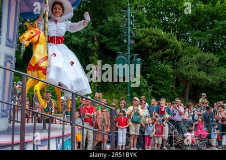 Paris, Frankreich, Freizeitparks, Besucher von Disneyland Paris, Angestellter im Charakterkostüm, der große Menschenmengen unterhält, bei Disney Parade Stockfoto