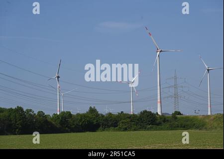 28. Mai 2023, Nordrhein-Westfalen, Düren: Windturbinen und Strommasten, Hochspannungsleitungen Foto: Horst Galuschka/dpa Stockfoto