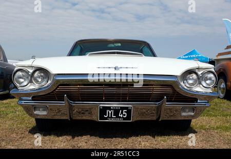 Vorderansicht eines White, 1965, Ford Thunderbird, ausgestellt auf der 2023 Deal Classic Car Show Stockfoto