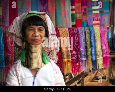 Karen Long Neck Frau trägt traditionelle Messingringe in einem Bergstamm Dorf nahe Chiang Rai, Thailand. Stockfoto
