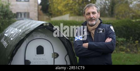 Unbezahltes Handout-Foto von Rockall Expedition des Abenteurers Chris Cameron, der auf Rockall gelandet ist, einem abgelegenen unbewohnten nordatlantischen Felsen, um den Weltrekord für den längsten Aufenthalt dort zu brechen und Spenden für Wohltätigkeitsorganisationen der Streitkräfte zu sammeln. Rockall liegt etwa 220 Meilen (354 km) westlich der äußeren Hebriden und ist eine isolierte Granitinsel, über die das Vereinigte Königreich seit 1955 die Souveränität beansprucht. Ausgabedatum: Freitag, 26. Mai 2023. Stockfoto