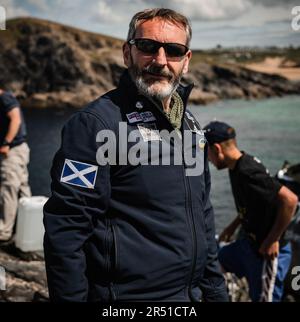 Unbezahltes Handout-Foto von Rockall Expedition des Abenteurers Chris Cameron, der auf Rockall gelandet ist, einem abgelegenen unbewohnten nordatlantischen Felsen, um den Weltrekord für den längsten Aufenthalt dort zu brechen und Spenden für Wohltätigkeitsorganisationen der Streitkräfte zu sammeln. Rockall liegt etwa 220 Meilen (354 km) westlich der äußeren Hebriden und ist eine isolierte Granitinsel, über die das Vereinigte Königreich seit 1955 die Souveränität beansprucht. Ausgabedatum: Freitag, 26. Mai 2023. Stockfoto