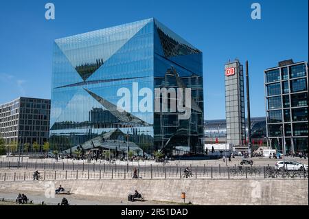 08.05.2023, Berlin, Deutschland, Europa - Blick auf die futuristische Glasarchitektur des neuen Cube Berlin-Gebäudes aus dem Jahr 3XN neben dem Berliner Hauptbahnhof. Stockfoto