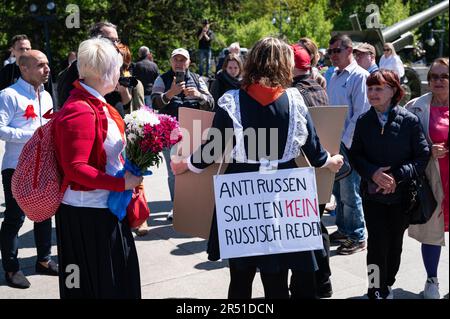 09.05.2023, Berlin, Deutschland, Europa - Pro-russische Anhänger am Siegesfeiertag vor dem Sowjetischen Kriegsdenkmal in der Ortschaft Tiergarten. Stockfoto