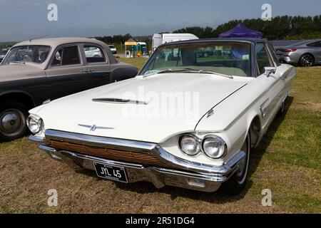 Dreiviertel Vorderansicht eines weißen Ford Thunderbird, 1965, auf der 2023 Deal Classic Car Show Stockfoto