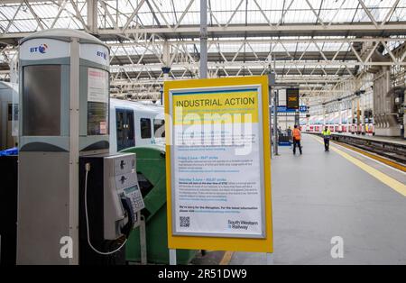 London, Großbritannien. 31. Mai 2023. London, Großbritannien, Waterloo Station am ersten Tag einer neuen Welle des Streiks. Die ASLEF-Gewerkschaft, die Train Drivers Union, streikt heute, am 31. Mai, und hat weitere Streiks geplant. 15 Eisenbahnunternehmen streiken. Kredit: Joe Maida/Alamy Live News Stockfoto