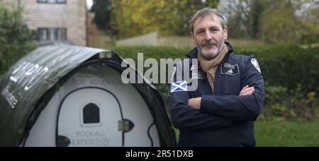 Unbezahltes Handout-Foto von Rockall Expedition des Abenteurers Chris Cameron, der auf Rockall gelandet ist, einem abgelegenen unbewohnten nordatlantischen Felsen, um den Weltrekord für den längsten Aufenthalt dort zu brechen und Spenden für Wohltätigkeitsorganisationen der Streitkräfte zu sammeln. Rockall liegt etwa 220 Meilen (354 km) westlich der äußeren Hebriden und ist eine isolierte Granitinsel, über die das Vereinigte Königreich seit 1955 die Souveränität beansprucht. Ausgabedatum: Freitag, 26. Mai 2023. Stockfoto