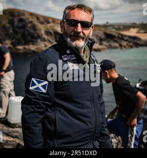 Unbezahltes Handout-Foto von Rockall Expedition des Abenteurers Chris Cameron, der auf Rockall gelandet ist, einem abgelegenen unbewohnten nordatlantischen Felsen, um den Weltrekord für den längsten Aufenthalt dort zu brechen und Spenden für Wohltätigkeitsorganisationen der Streitkräfte zu sammeln. Rockall liegt etwa 220 Meilen (354 km) westlich der äußeren Hebriden und ist eine isolierte Granitinsel, über die das Vereinigte Königreich seit 1955 die Souveränität beansprucht. Ausgabedatum: Freitag, 26. Mai 2023. Stockfoto