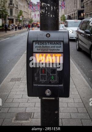 Drucktastensteuerung für Fußgängerübergänge, bekannt als Pelikanüberquerung in London, Großbritannien. Stockfoto