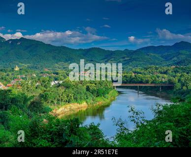 Aus der Vogelperspektive sehen Sie Luang Prabang und die umliegenden, von üppigem Dschungel bedeckten Berge und den Fluss Nam Kahn, einen Nebenfluss des Mekong. Stockfoto