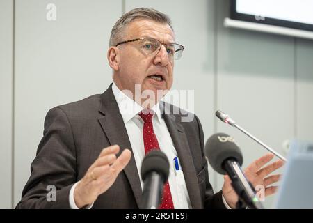 Brüssel, Belgien. 31. Mai 2023. Steven Vanackere, Direktor der Nationalbank (BNB-NBB) und stellvertretender Vorsitzender des Supreme Employment Council, stellte auf einer Pressekonferenz der belgischen Nationalbank BNB/NBB den jährlichen Finanzstabilitätsbericht am Mittwoch, den 31. Mai 2023 in Brüssel vor. BELGA FOTO JAMES ARTHUR GEKIERE Kredit: Belga News Agency/Alamy Live News Stockfoto