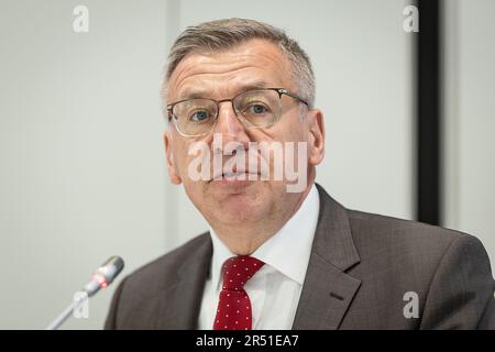 Brüssel, Belgien. 31. Mai 2023. Steven Vanackere, Direktor der Nationalbank (BNB-NBB) und stellvertretender Vorsitzender des Supreme Employment Council, stellte auf einer Pressekonferenz der belgischen Nationalbank BNB/NBB den jährlichen Finanzstabilitätsbericht am Mittwoch, den 31. Mai 2023 in Brüssel vor. BELGA FOTO JAMES ARTHUR GEKIERE Kredit: Belga News Agency/Alamy Live News Stockfoto