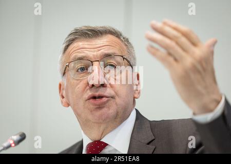 Brüssel, Belgien. 31. Mai 2023. Steven Vanackere, Direktor der Nationalbank (BNB-NBB) und stellvertretender Vorsitzender des Supreme Employment Council, stellte auf einer Pressekonferenz der belgischen Nationalbank BNB/NBB den jährlichen Finanzstabilitätsbericht am Mittwoch, den 31. Mai 2023 in Brüssel vor. BELGA FOTO JAMES ARTHUR GEKIERE Kredit: Belga News Agency/Alamy Live News Stockfoto