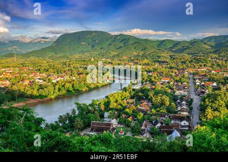 Aus der Vogelperspektive sehen Sie Luang Prabang und die umliegenden, von üppigem Dschungel bedeckten Berge und den Fluss Nam Kahn, einen Nebenfluss des Mekong. Stockfoto