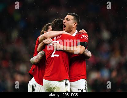 Dateifoto von 23-04-2023 von Marcel Sabitzer, Victor Lindelof und Diogo Dalot von Manchester United feiern den Sieg des Elfmeterschießen. United setzte ein Finale gegen die Rivals City ein, nachdem Solly March mit seinem Spotkick-Miss Brighton im Halbfinale unter Herzschmerz gelitten hatte. Ausgabedatum: Mittwoch, 31. Mai 2023. Stockfoto