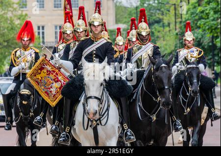 London, Großbritannien. 31. Mai 2023. Die Blues und Royals, Teil des Kavallerie-Regiments, kehren nach dem Wachwechsel bei Horse Guards in ihre Baracken im Hyde Park zurück. Kredit: Guy Bell/Alamy Live News Stockfoto