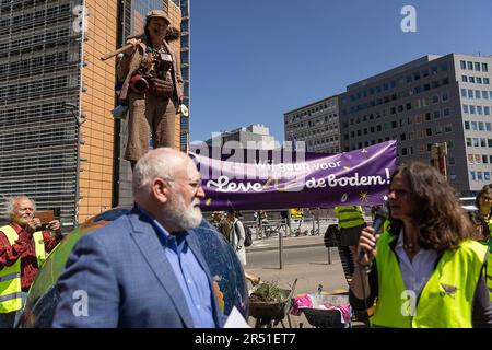 Brüssel, Belgien. 31. Mai 2023. Der erste Vizepräsident der Europäischen Kommission, Frans Timmermans, trifft sich vor einer Plenarsitzung des Europäischen Parlaments am Mittwoch, den 31. Mai 2023 in Brüssel mit der Protestaktion "Kruiwagenmars". Die Demonstranten marschierten von Zundert, den Niederlanden, nach Brüssel mit mit mit Boden gefüllten Schubkarren, um ihre Ansicht zu unterstreichen, dass Landwirte Verbündete sind, wenn sie nach Lösungen für den Klimawandel suchen. BELGA FOTO JAMES ARTHUR GEKIERE Kredit: Belga News Agency/Alamy Live News Stockfoto