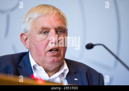 Düsseldorf, Deutschland. 31. Mai 2023. Karl-Josef Laumann, Gesundheitsminister von Nordrhein-Westfalen, spricht auf einer Pressekonferenz zum Organspendetag auf der staatlichen Pressekonferenz im landesparlament. Organspende-Tag ist am 03. Juni. Kredit: Rolf Vennenbernd/dpa/Alamy Live News Stockfoto