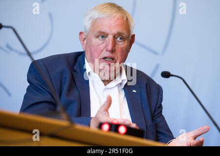 Düsseldorf, Deutschland. 31. Mai 2023. Karl-Josef Laumann, Gesundheitsminister von Nordrhein-Westfalen, spricht auf einer Pressekonferenz zum Organspendetag auf der staatlichen Pressekonferenz im landesparlament. Organspende-Tag ist am 03. Juni. Kredit: Rolf Vennenbernd/dpa/Alamy Live News Stockfoto