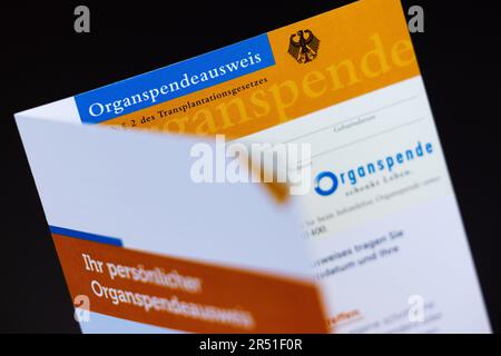 Düsseldorf, Deutschland. 31. Mai 2023. Ein Organspenderausweis, der bei einer Pressekonferenz zum Organspendetag mit Gesundheitsminister Laumann (CDU) auf der staatlichen Pressekonferenz im landesparlament aufgenommen wurde. Der Tag der Organspende ist der 03. Juni. Kredit: Rolf Vennenbernd/dpa/Alamy Live News Stockfoto