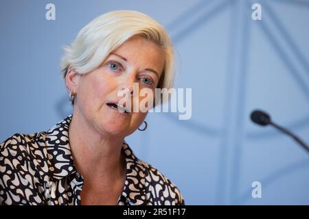 Düsseldorf, Deutschland. 31. Mai 2023. Kerstin Ronnenberg, Vorstandsmitglied des Deutschen Organtransplantationsverbandes, spricht auf einer Pressekonferenz zum Organspendetag auf der staatlichen Pressekonferenz im landesparlament. Der Tag der Organspende ist der 03. Juni. Kredit: Rolf Vennenbernd/dpa/Alamy Live News Stockfoto