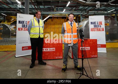 Handelsminister Nigel Huddleston sprach während seines Besuchs im DHL-Werk von Heathrow mit den Medien, da die ersten Handelsabkommen des Vereinigten Königreichs nach dem Brexit mit Australien und Neuseeland am Mittwoch in Kraft treten. Die Abkommen sind die ersten Handelsabkommen, die nach dem Brexit ausgehandelt wurden und in Kraft treten, nachdem das Vereinigte Königreich, Australien und Neuseeland ihre innerstaatlichen Ratifizierungsprozesse abgeschlossen haben. Bilddatum: Mittwoch, 31. Mai 2023. Stockfoto