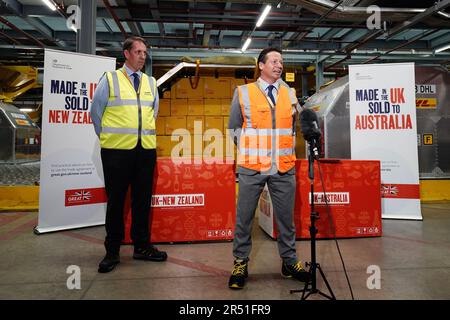 Handelsminister Nigel Huddleston sprach während seines Besuchs im DHL-Werk von Heathrow mit den Medien, da die ersten Handelsabkommen des Vereinigten Königreichs nach dem Brexit mit Australien und Neuseeland am Mittwoch in Kraft treten. Die Abkommen sind die ersten Handelsabkommen, die nach dem Brexit ausgehandelt wurden und in Kraft treten, nachdem das Vereinigte Königreich, Australien und Neuseeland ihre innerstaatlichen Ratifizierungsprozesse abgeschlossen haben. Bilddatum: Mittwoch, 31. Mai 2023. Stockfoto