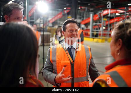 Handelsminister Nigel Huddleston sprach während seines Besuchs im DHL-Werk von Heathrow mit den Mitarbeitern, da die ersten Handelsgeschäfte des Vereinigten Königreichs nach dem Brexit mit Australien und Neuseeland am Mittwoch in Kraft treten. Die Abkommen sind die ersten Handelsabkommen, die nach dem Brexit ausgehandelt wurden und in Kraft treten, nachdem das Vereinigte Königreich, Australien und Neuseeland ihre innerstaatlichen Ratifizierungsprozesse abgeschlossen haben. Bilddatum: Mittwoch, 31. Mai 2023. Stockfoto