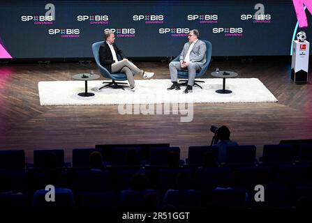 Düsseldorf, Deutschland. 31. Mai 2023. Axel Hellmann (r), Sprecher des Vorstands der Eintracht Frankfurt Fußball AG, spricht während des SpoBis-Kongresses. SpoBiS ist Europas größte Sportveranstaltung. In den nächsten zwei Tagen werden die wichtigsten Entscheidungsträger aus der Sportindustrie einen Meinungsaustausch über die jüngsten Entwicklungen und Trends führen. Kredit: Roberto Pfeil/dpa/Alamy Live News Stockfoto