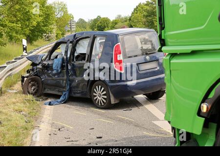 31. Mai 2023, Mecklenburg-Vorpommern, Kröpelin: Nach einem schweren Unfall werden die betroffenen Fahrzeuge auf der Autobahn 105 abgestellt. Als sein Auto mit einem Lkw kollidierte, starb ein Mann und seine Passagierin wurde schwer verletzt. Foto: Bernd Wüstneck/dpa - ACHTUNG: Nummernschilder wurden aus rechtlichen Gründen verpixelt Stockfoto