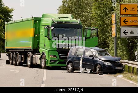 31. Mai 2023, Mecklenburg-Vorpommern, Kröpelin: Nach einem schweren Unfall werden die betroffenen Fahrzeuge auf der Autobahn 105 abgestellt. Als sein Auto mit einem Lkw kollidierte, starb ein Mann und seine Passagierin wurde schwer verletzt. Foto: Bernd Wüstneck/dpa - ACHTUNG: Nummernschilder wurden aus rechtlichen Gründen verpixelt Stockfoto