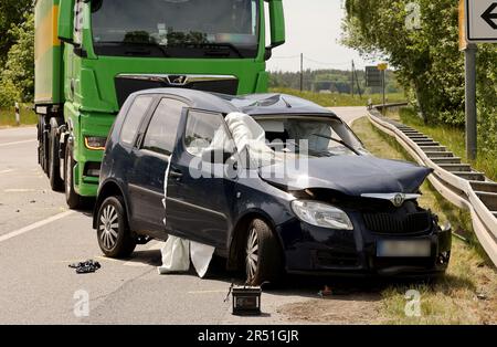 31. Mai 2023, Mecklenburg-Vorpommern, Kröpelin: Nach einem schweren Unfall werden die betroffenen Fahrzeuge auf der Autobahn 105 abgestellt. Als sein Auto mit einem Lkw kollidierte, starb ein Mann und seine Passagierin wurde schwer verletzt. Foto: Bernd Wüstneck/dpa - ACHTUNG: Kennzeichen aus rechtlichen Gründen verpixelt Stockfoto